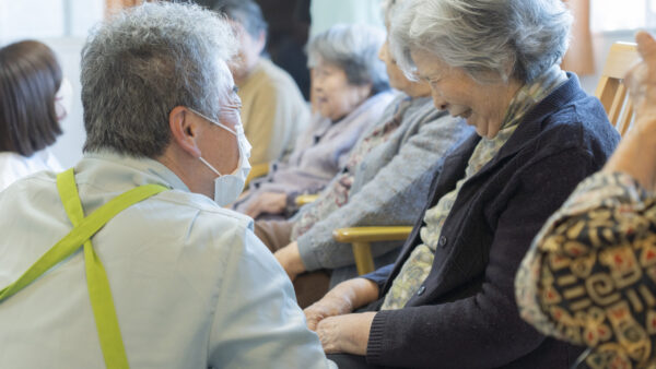 【入居者さまの介護度を改善】チームケアでもたらした効果の背景とは