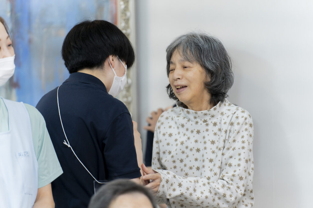 【要介護度改善の裏側】家族のように寄り添うケアで2段階改善を実現– のんびりーす等々力事例 –